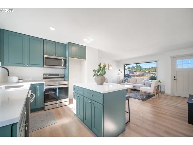 $370,000 | 1710 Johnson Street, North Bend, OR 97459