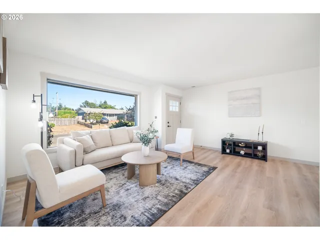 $370,000 | 1710 Johnson Street, North Bend, OR 97459