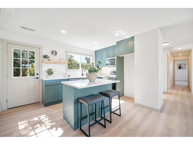 $370,000 | 1710 Johnson Street, North Bend, OR 97459