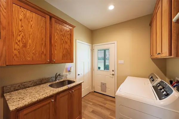 a view of a back yard