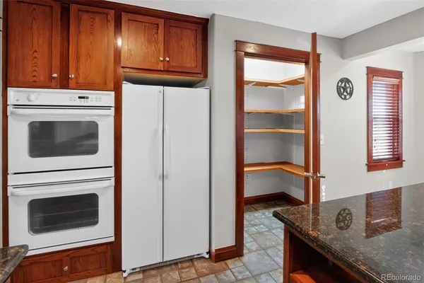 a view of a livingroom with washer and dryer