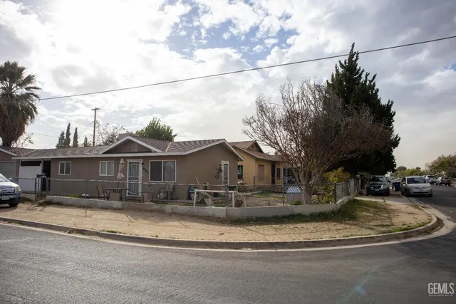 a view of a house with a snow on the road
