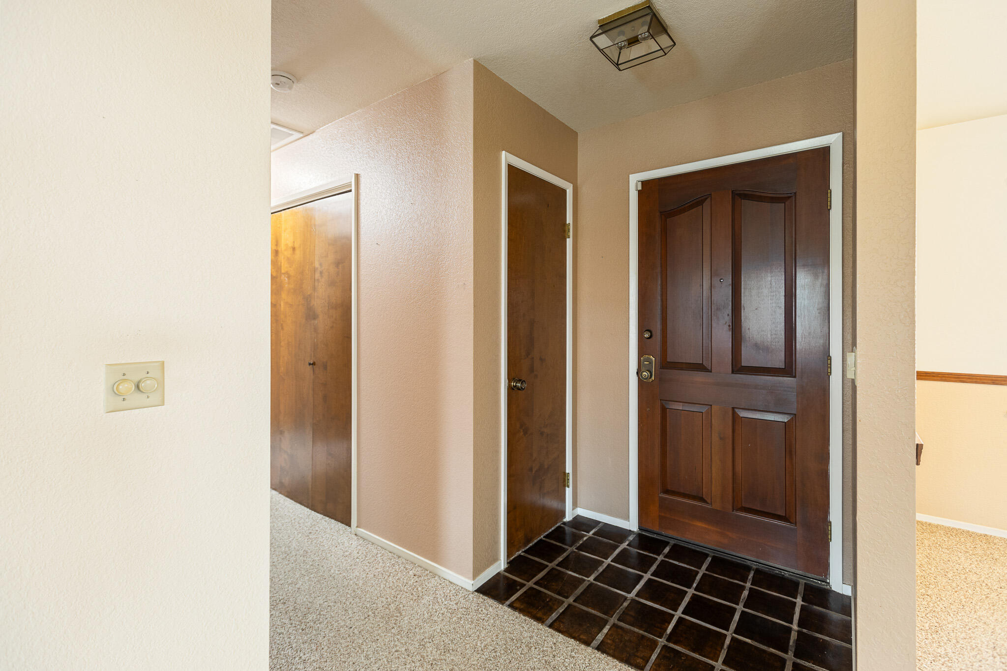 812 Woods Place Exeter, CA 93221 - Photo 6 of 47 8 Foyer