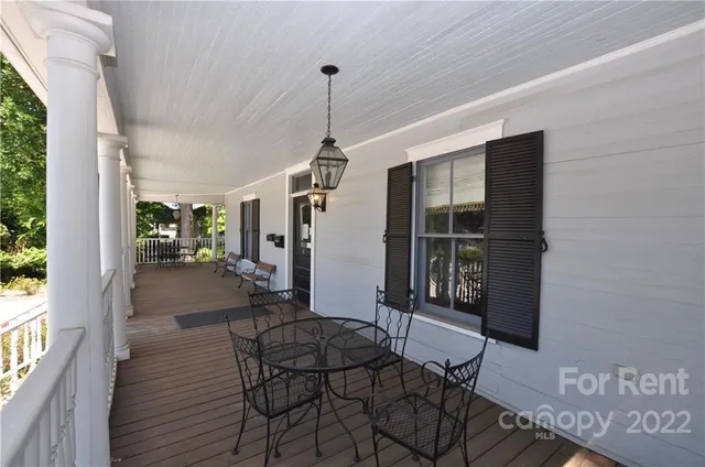a view of a house with backyard and furniture