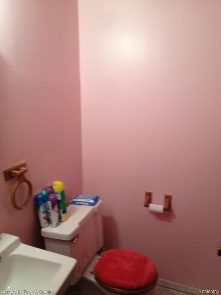 8652 Common Road, Unit 3 Warren, MI 48093 - Photo 8 of 19 HALF BATH.jpg