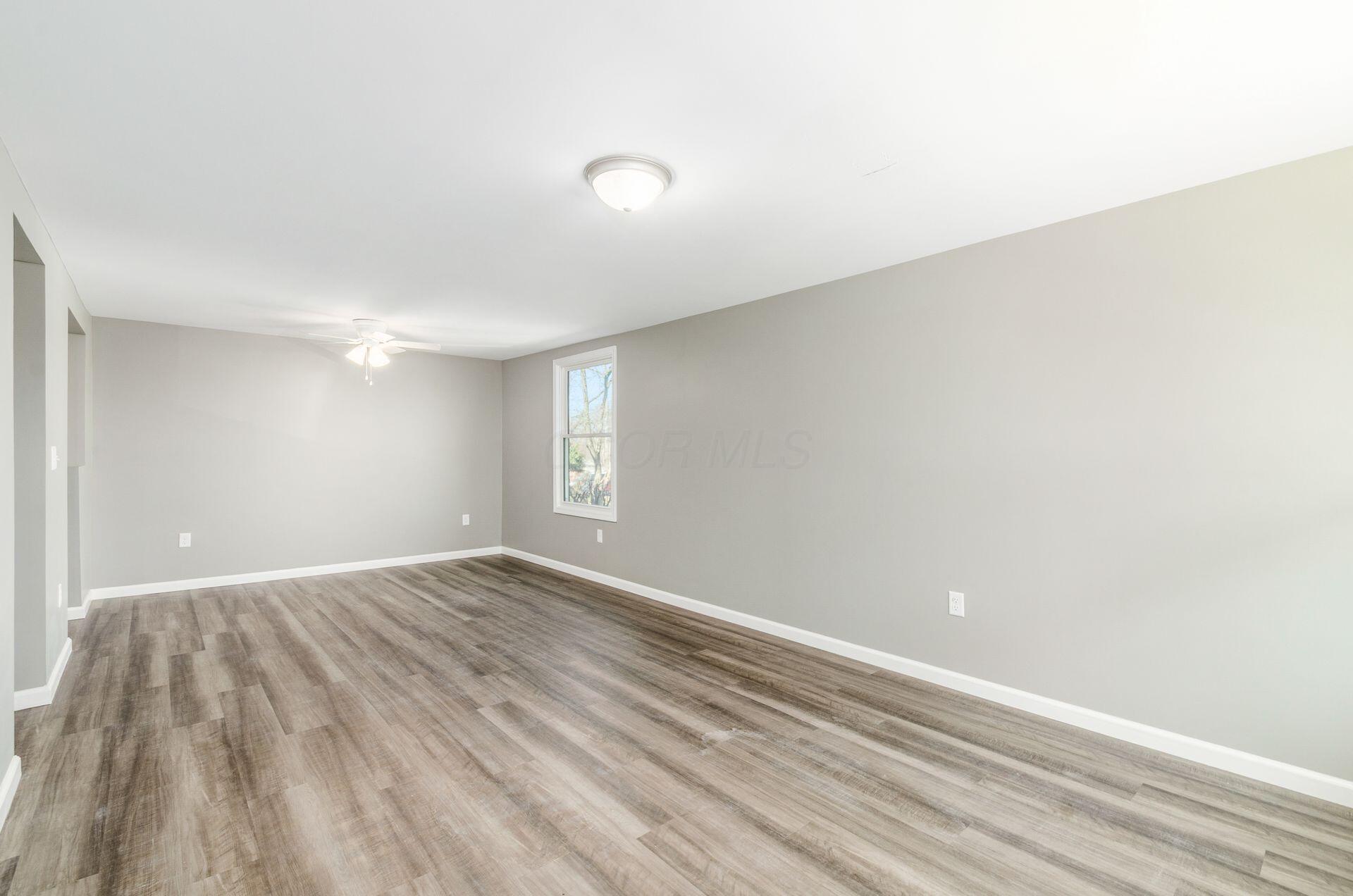 5842 Red Apple Ridge Road Columbus, OH 43232 - Photo 2 of 17 Living Room