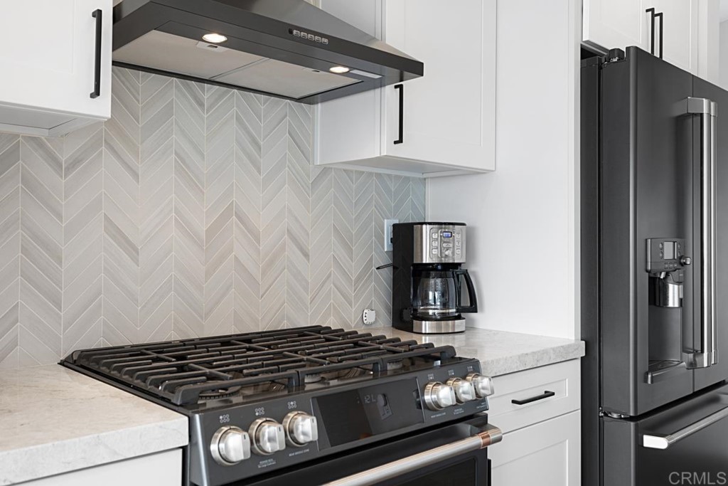 620 West Solana Circle, Unit 3A Solana Beach, CA 92075 - Photo 5 of 37 a stove top oven sitting inside of a kitchen
