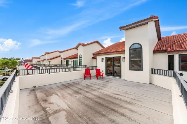 a en suite bathroom with a double vanity sink and a mirror