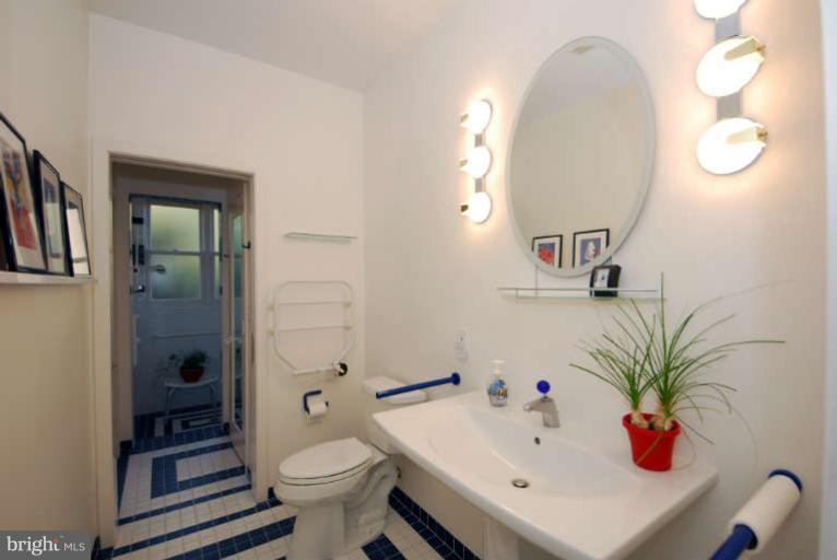 770 South River Landing Road, Unit 770 Edgewater, MD 21037 - Photo 23 of 30 Main level bathroom