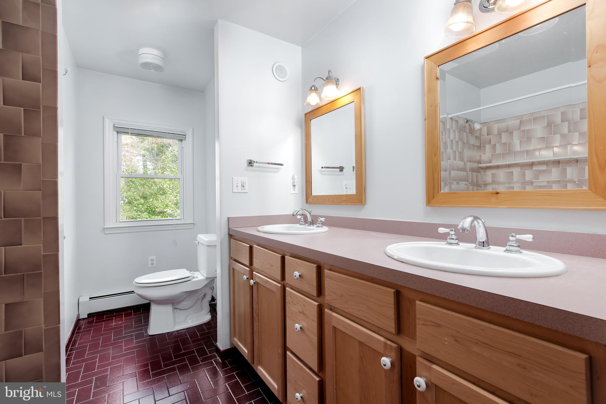 123 Greenridge Road Lutherville-Timonium, MD 21093 - Photo 21 of 34 Full bath with window