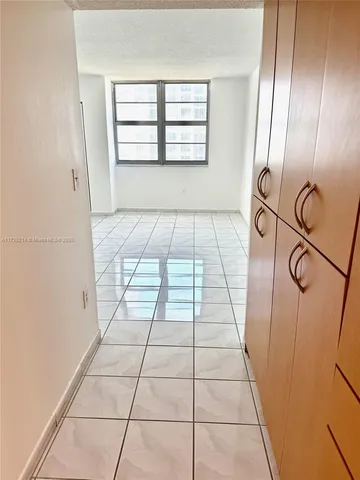 $425,000 | 5701 Collins Avenue, Unit 1011, Miami Beach, FL 33140