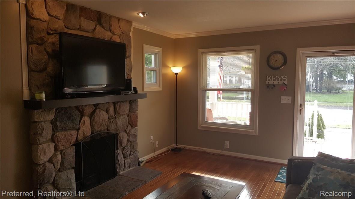 404 South Center Street Howell, MI 48843 - Photo 3 of 22 20160411_093722.jpg
