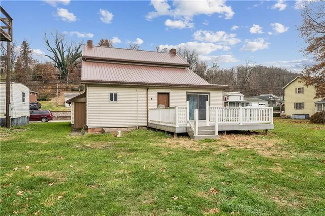 a view of a house with backyard
