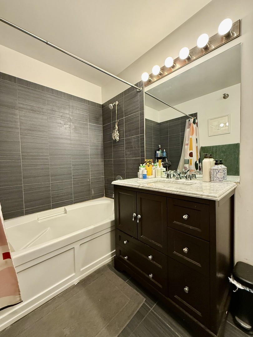 235 West Van Buren Street, Unit 3606 Chicago, IL 60607 - Photo 6 of 15