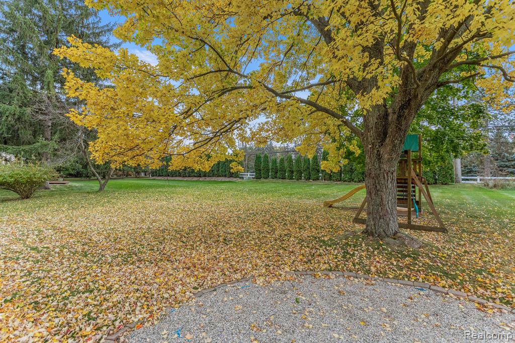 1082 Barneswood Lane Rochester, MI 48306 - Photo 4 of 26