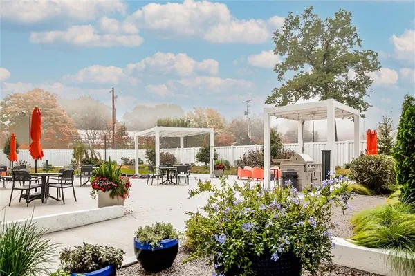 $200,000 | 333 West Meyer Boulevard, Unit 213, Kansas City, MO 64113