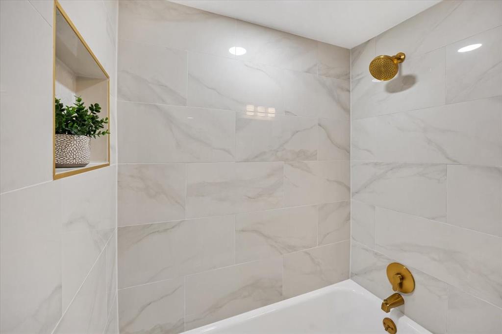 10524 Coleridge Street Dallas, TX 75218 - Photo 15 of 35 a bathroom with a shower