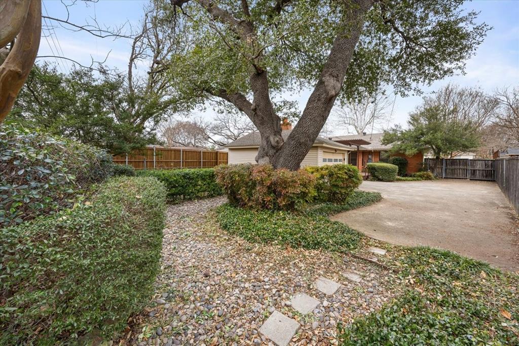 10524 Coleridge Street Dallas, TX 75218 - Photo 31 of 35 a backyard of a house with lots of green space