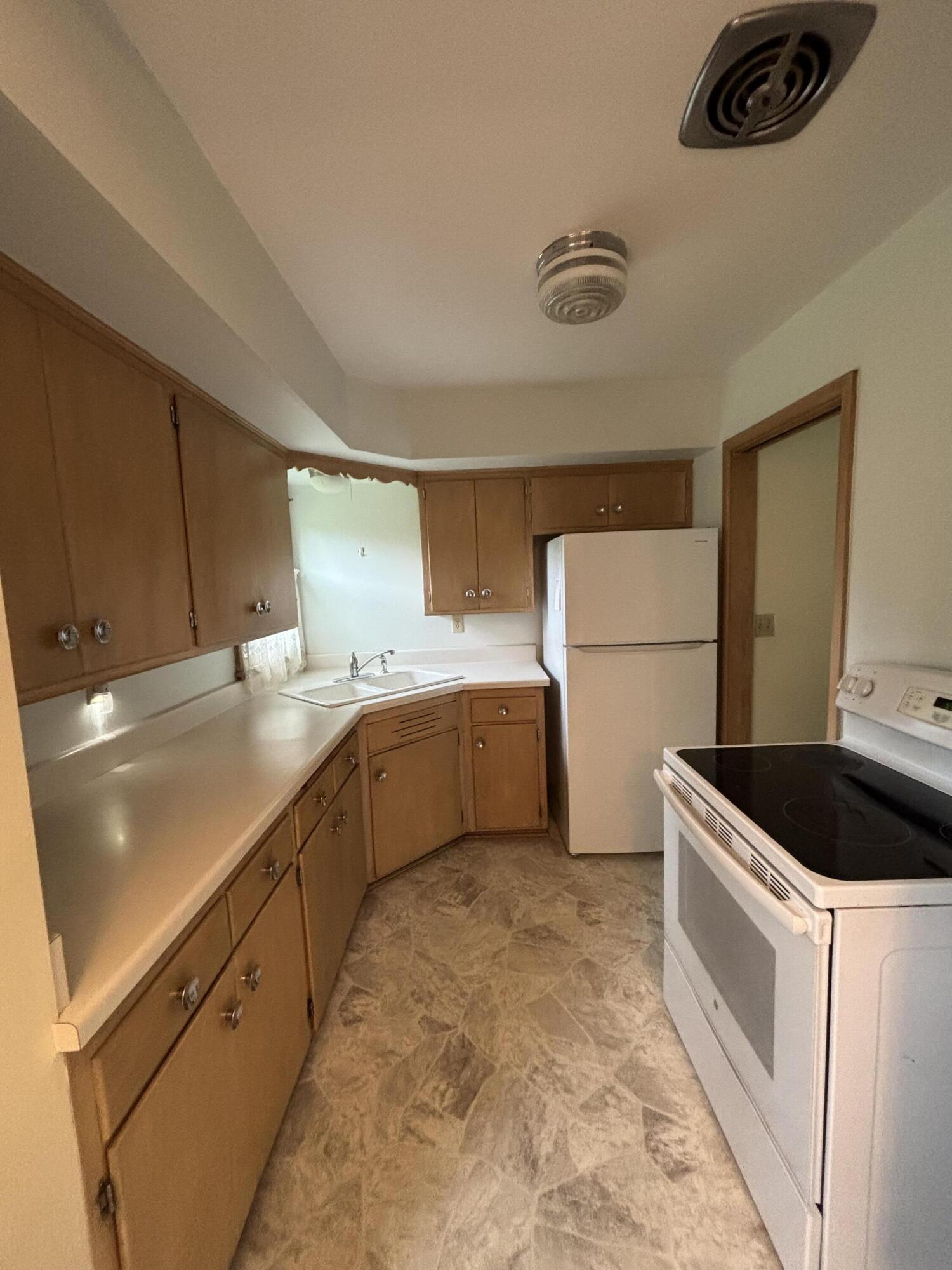 7658 North Delta Place Milwaukee, WI 53223 - Photo 4 of 16 Kitchen