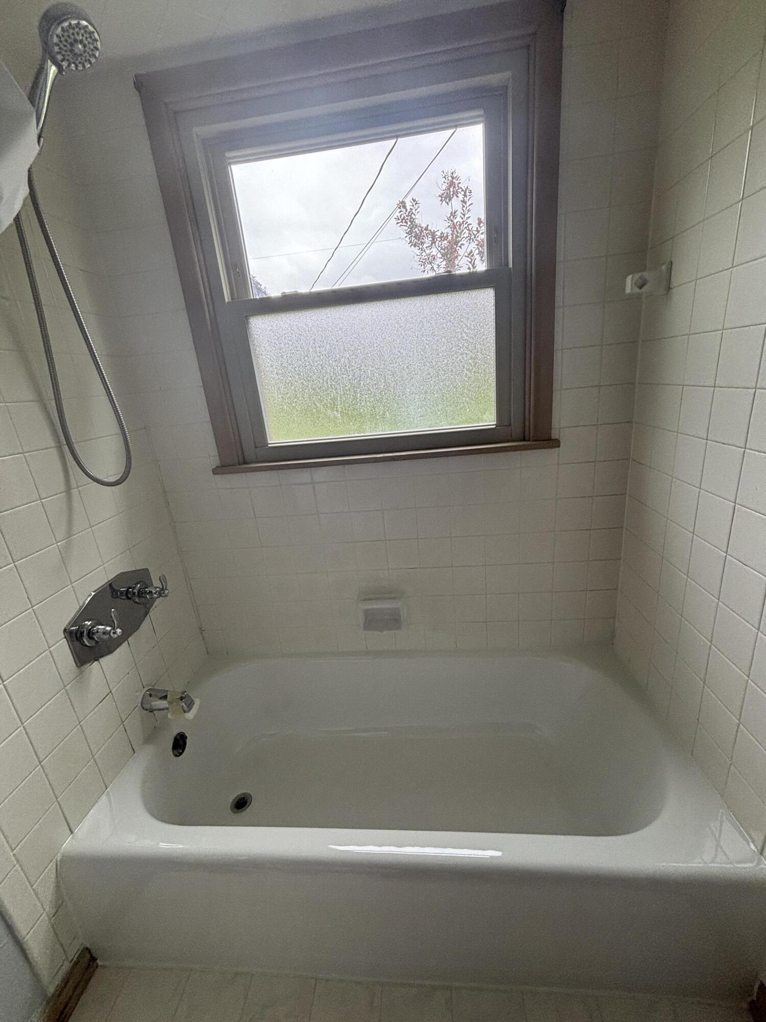 7658 North Delta Place Milwaukee, WI 53223 - Photo 7 of 16 Bathroom Tub/Shower