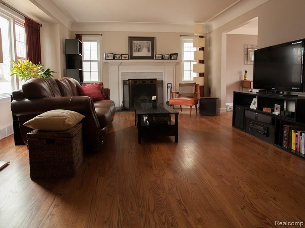 164 Maplefield Road Pleasant Ridge, MI 48069 - Photo 5 of 34 living room lg 3.jpg