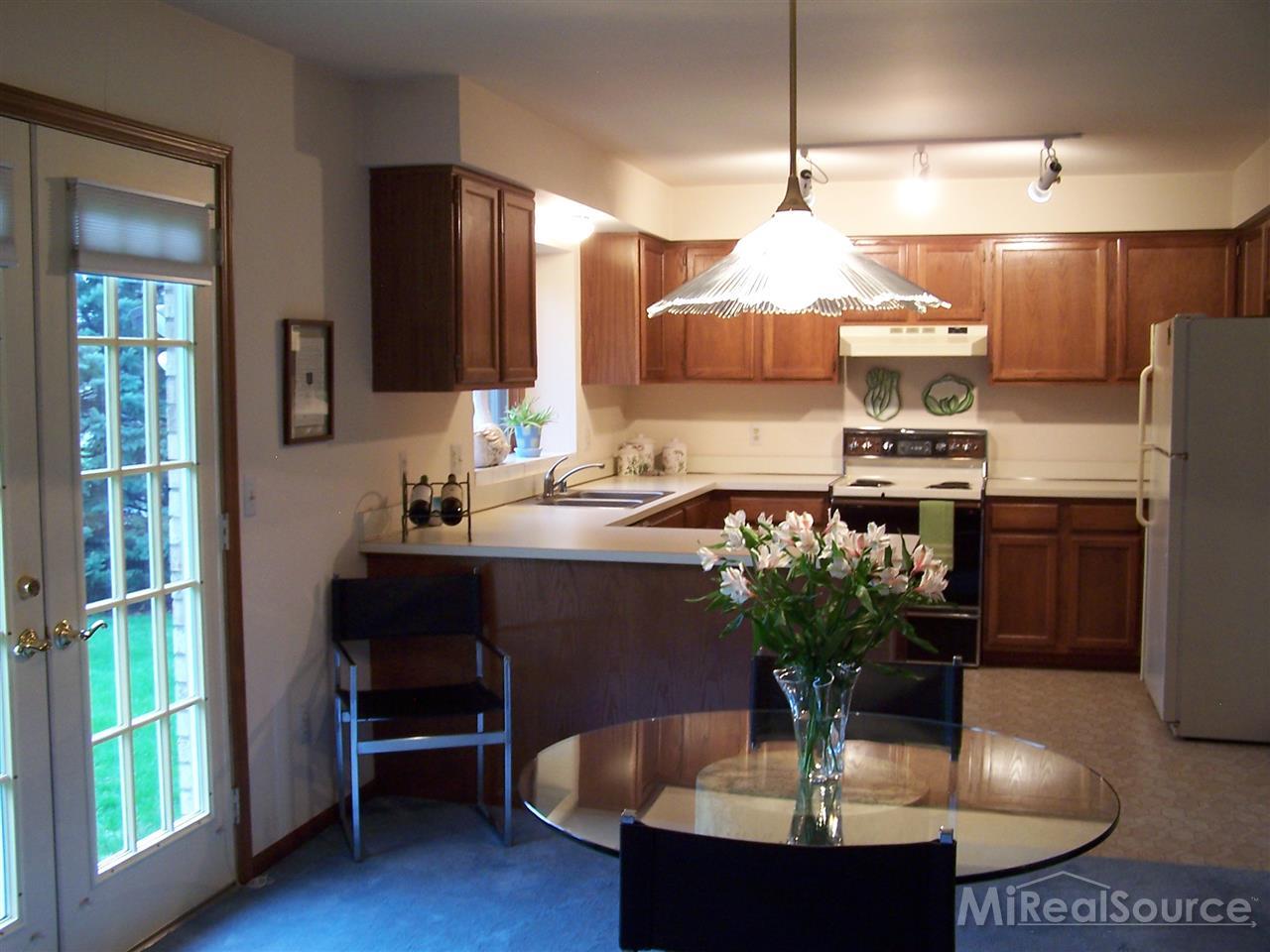 220 Bourbon Court Rochester, MI 48307 - Photo 11 of 28 31193081-10.JPG