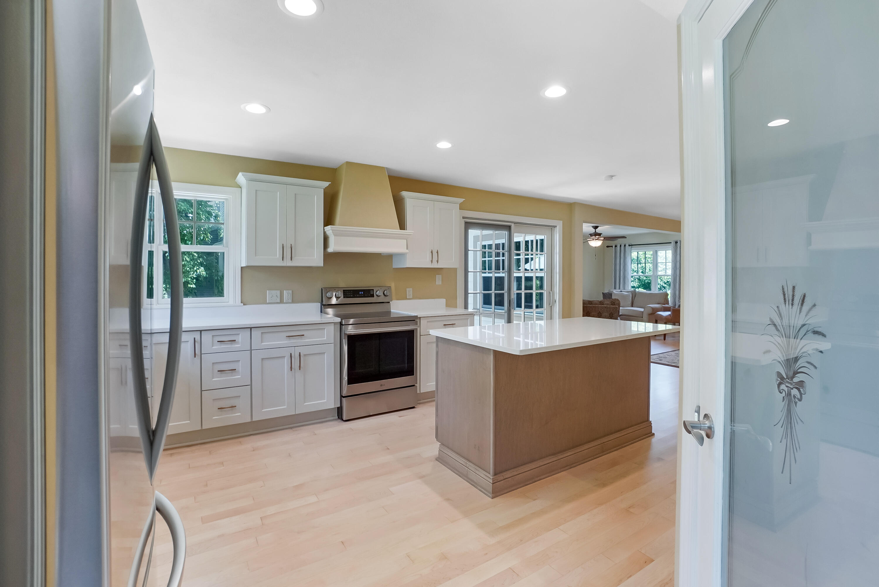 12800 Elmwood Road Elm Grove, WI 53122 - Photo 10 of 41 Kitchen