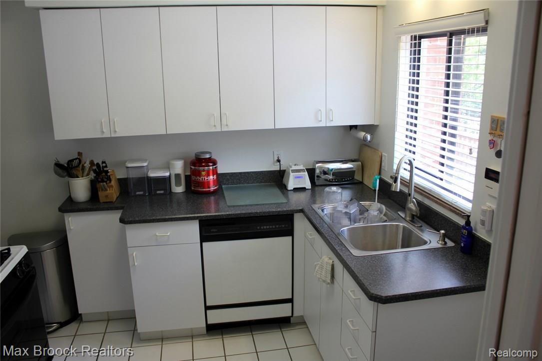 1051 North Adams Road, Unit 22 Birmingham, MI 48009 - Photo 9 of 30 Clean and white!