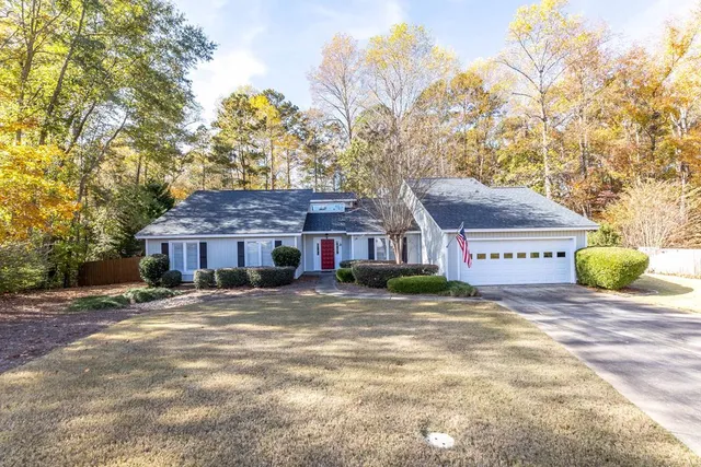 a view of a house with a yard