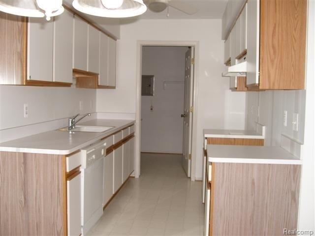 10 Pine Tree Ridge Waterford, MI 48327 - Photo 5 of 7 Kitchen