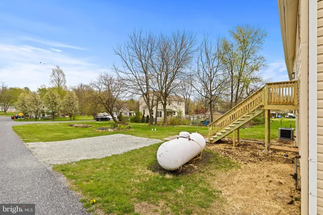 a view of a house with backyard