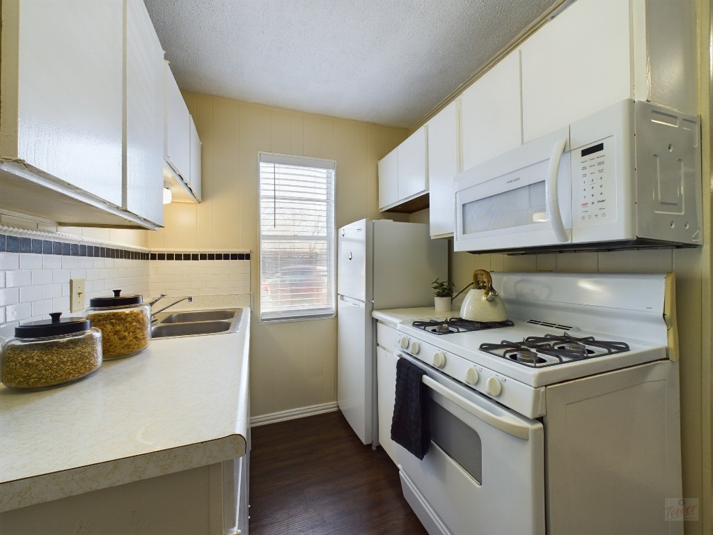 5300 Guadalupe Street, Unit 6201 Austin, TX 78751 - Photo 4 of 12 a kitchen with a stove and a refrigerator
