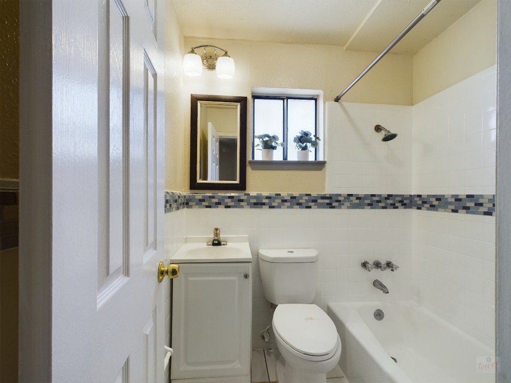5300 Guadalupe Street, Unit 6201 Austin, TX 78751 - Photo 8 of 12 a bathroom with a toilet a sink and a mirror
