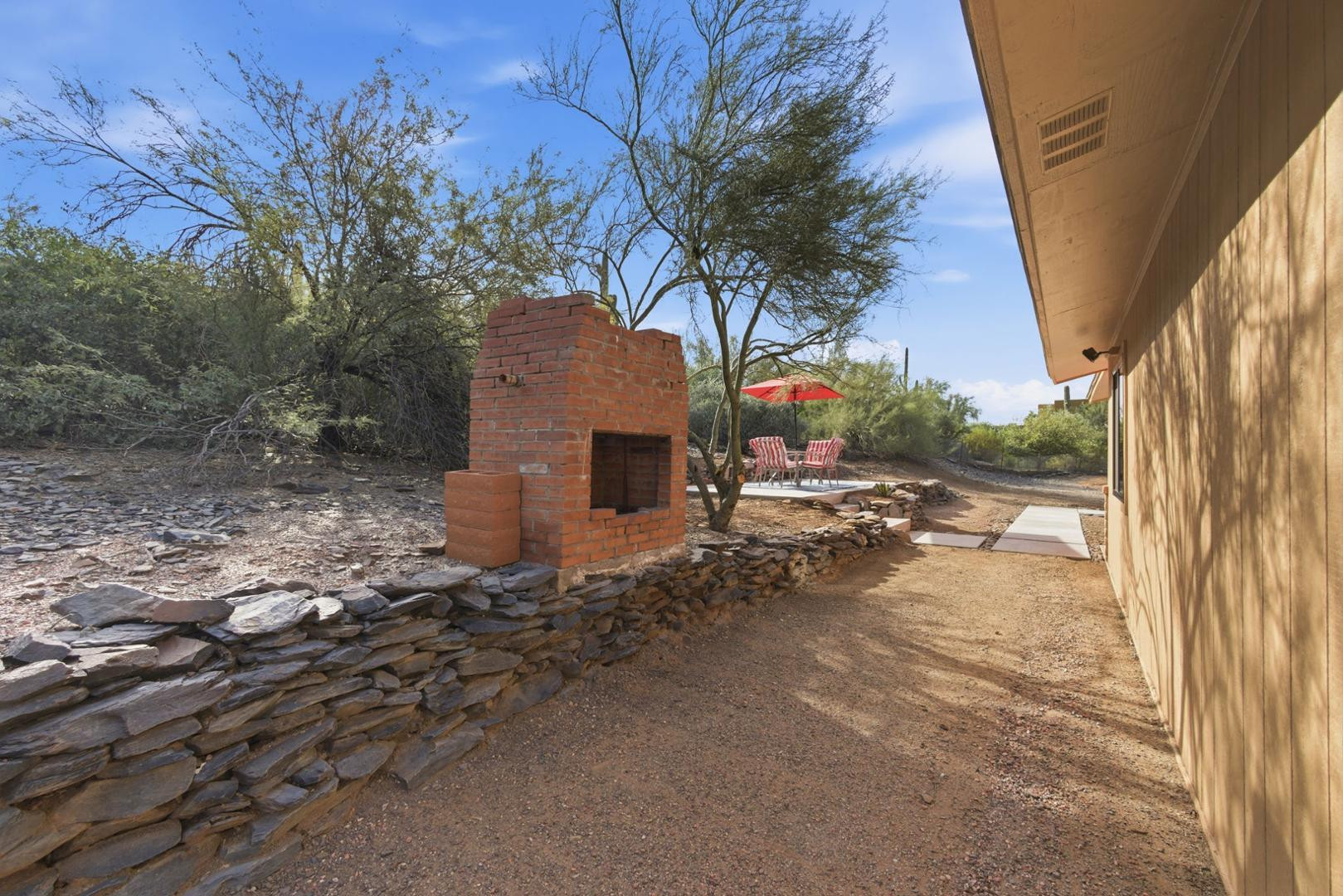 36975 North Sunset Trail Cave Creek, AZ 85331 - Photo 17 of 27 a backyard of a house with table and chairs