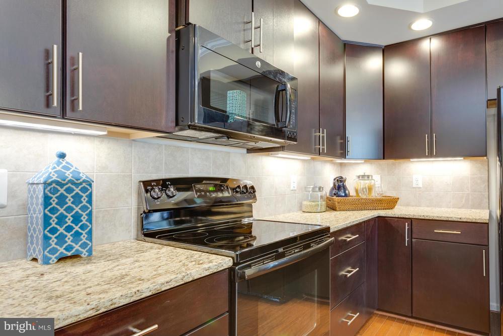 8002 Orchard Grove Road, Unit 820 Odenton, MD 21113 - Photo 5 of 30 ENJOY COOKING IN THIS KITCHEN
