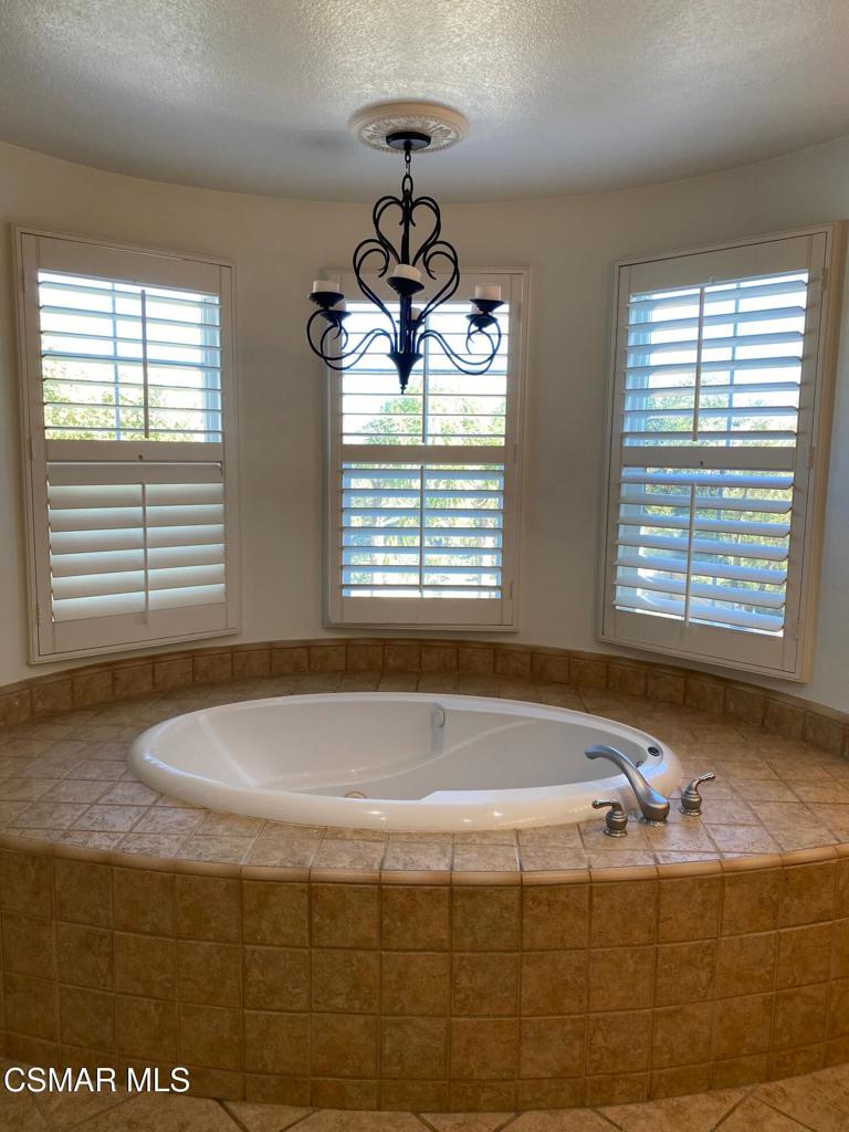 3082 Eaglewood Avenue Thousand Oaks, CA 91362 - Photo 18 of 29 a bath tub sitting in a bathroom next to a window