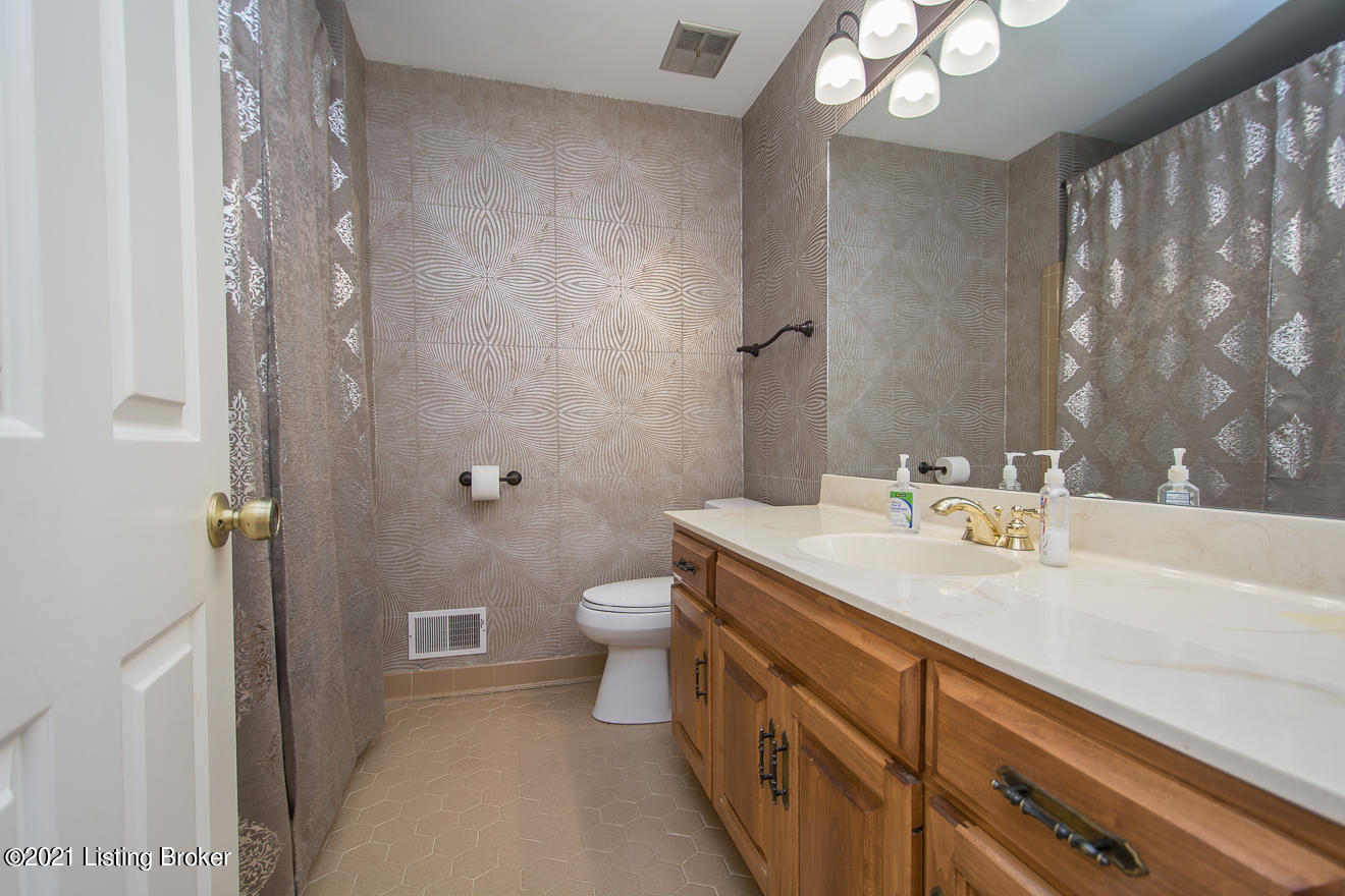 2805 Lexham Road Louisville, KY 40220 - Photo 32 of 54 Full Bathroom