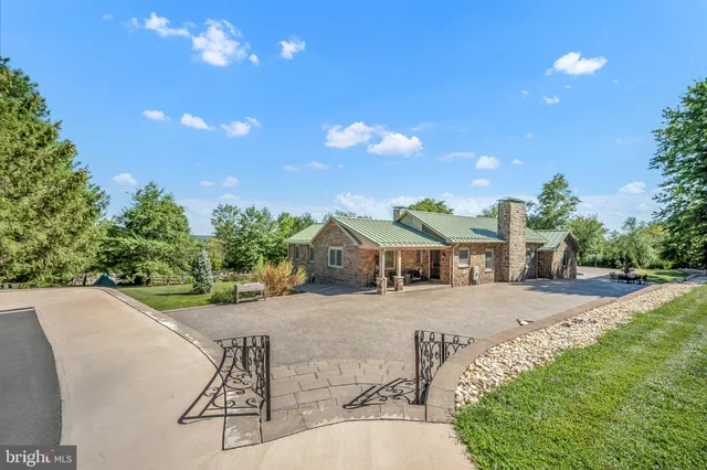 a view of a backyard with sitting area and furniture