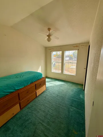 a view of an house with backyard and garden