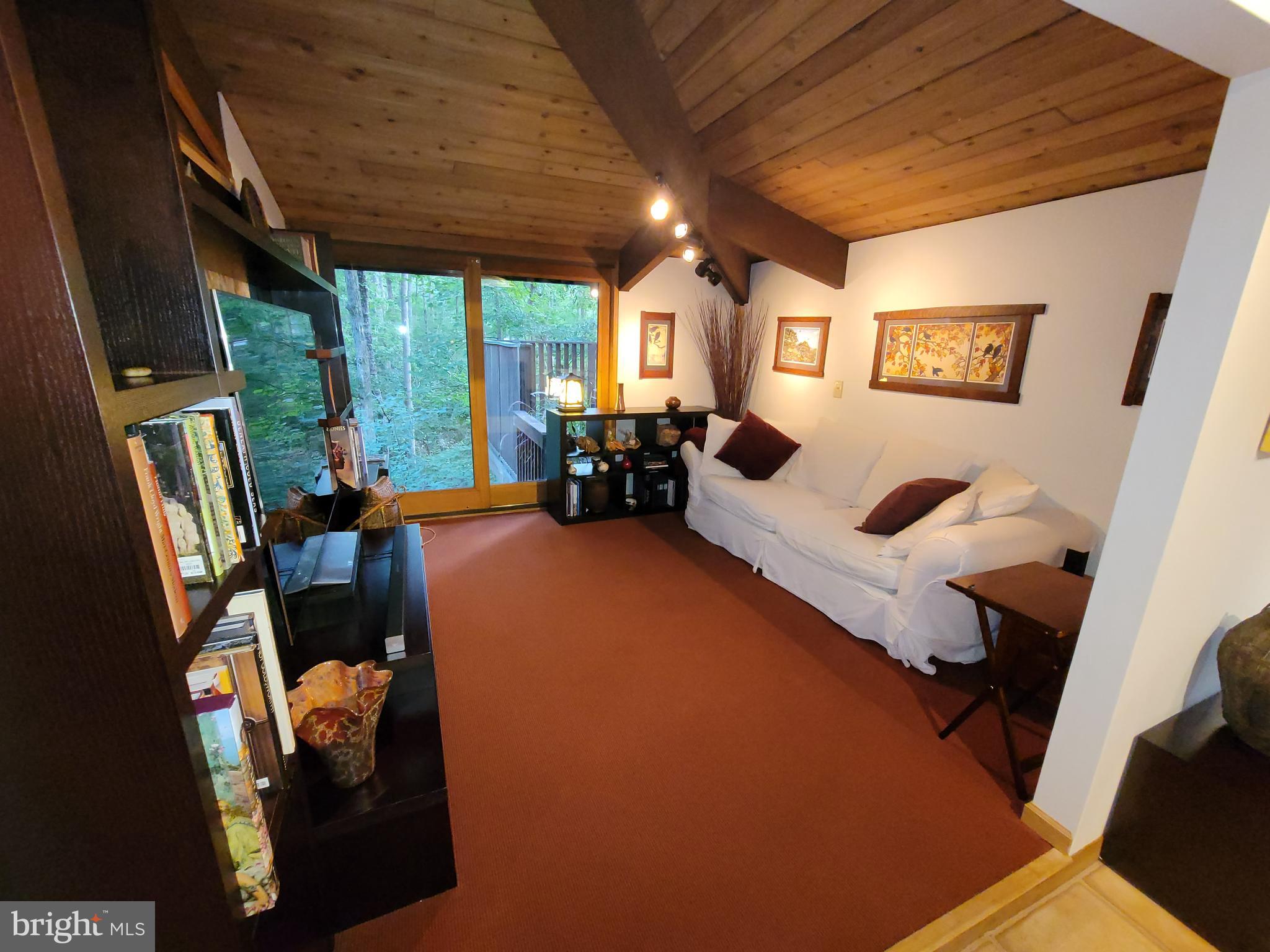 686 Discovery Road Davidsonville, MD 21035 - Photo 15 of 74 Living/TV room nook off of the kitchen area