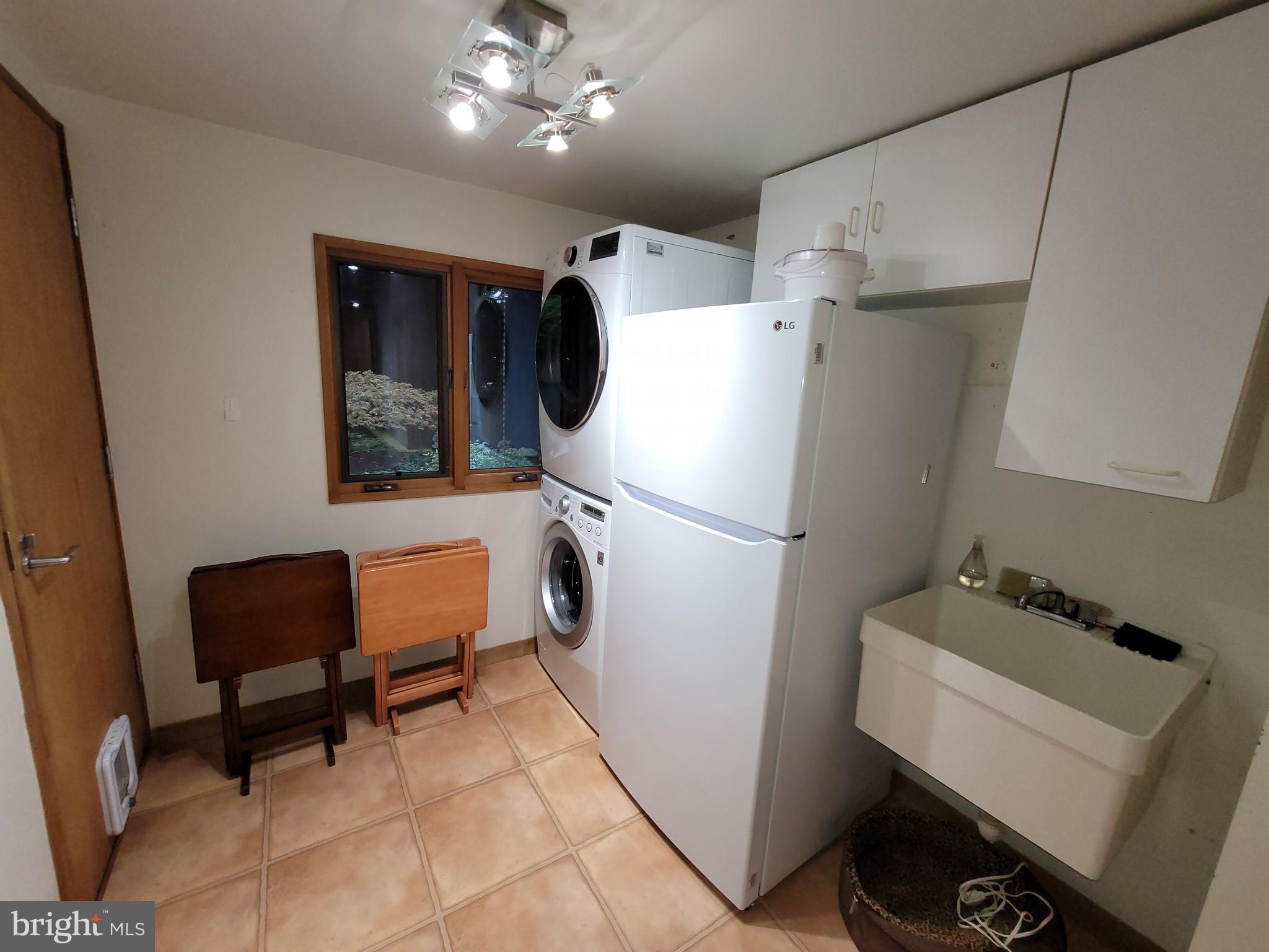 686 Discovery Road Davidsonville, MD 21035 - Photo 54 of 74 Laundry/mud room with extra frig & sink.