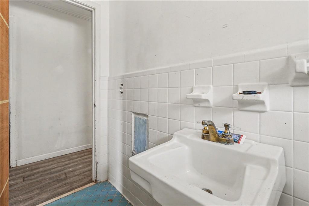 123 Baker Circle Southeast Calhoun, GA 30701 - Photo 8 of 15 a bathroom with a bathtub