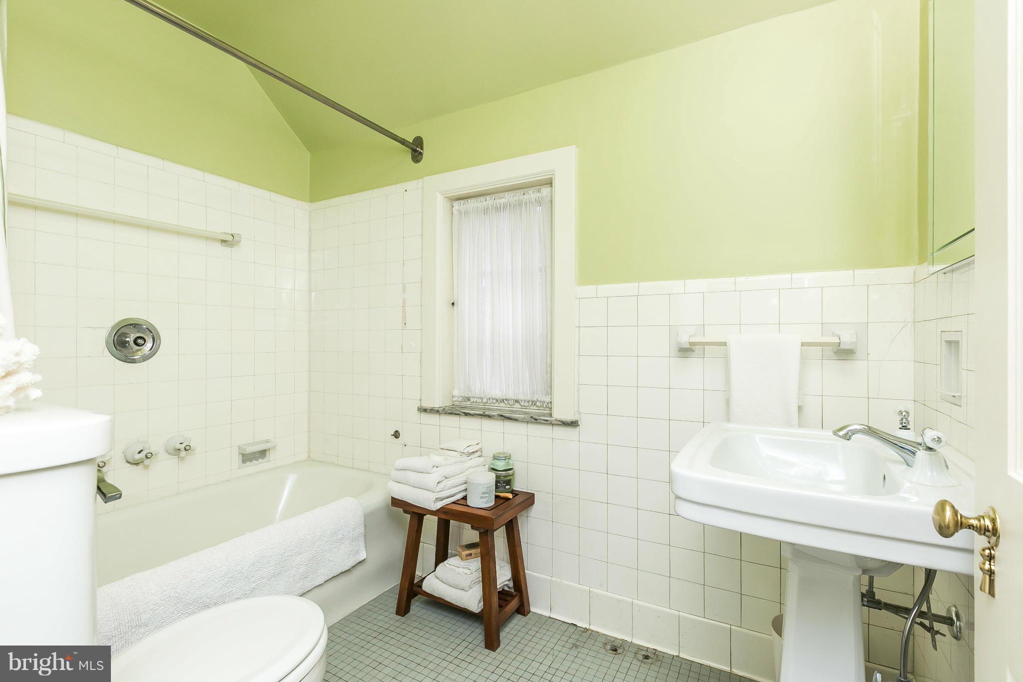 101 Upnor Road Baltimore, MD 21212 - Photo 22 of 30 a bathroom with a sink mirror toilet and bathtub