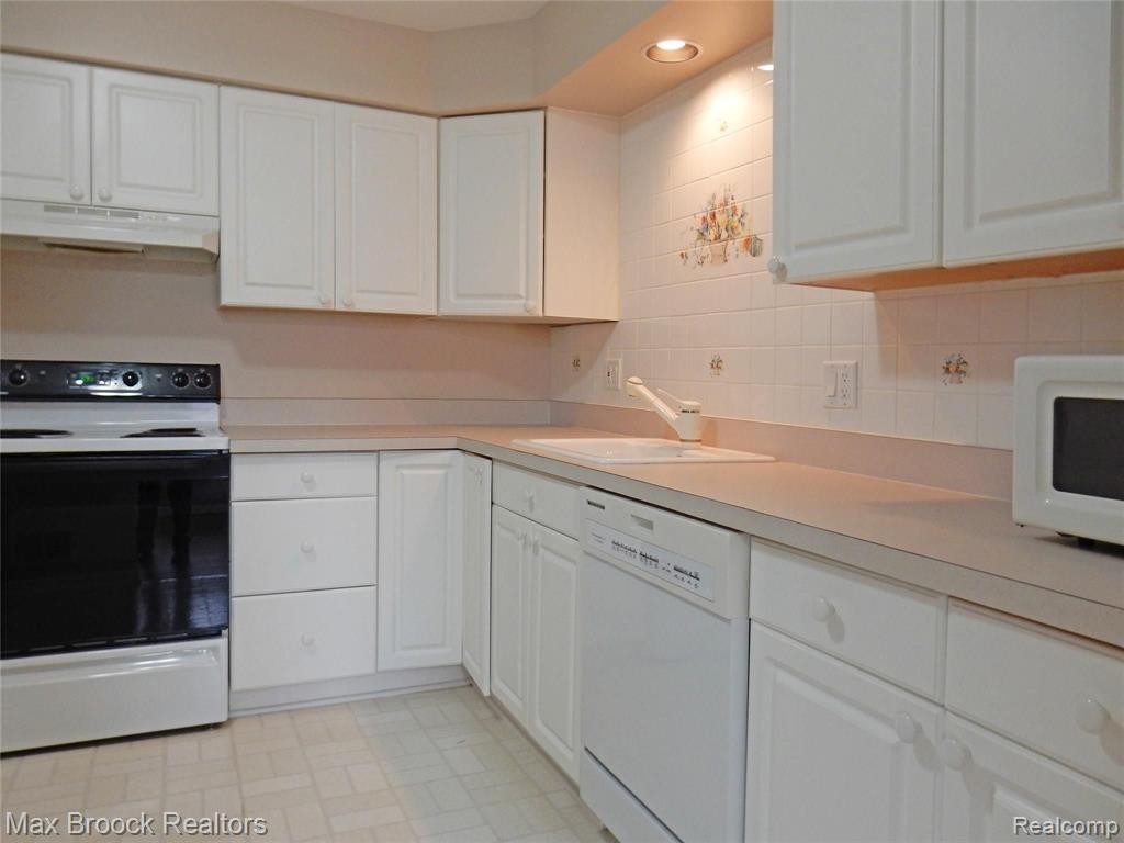 801 West Long Lake Road, Unit 2 Bloomfield Hills, MI 48302 - Photo 10 of 19