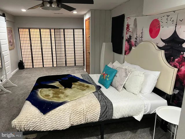 a view of a back yard