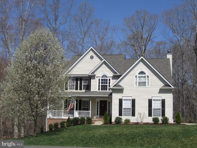 a view of a yard in front of house