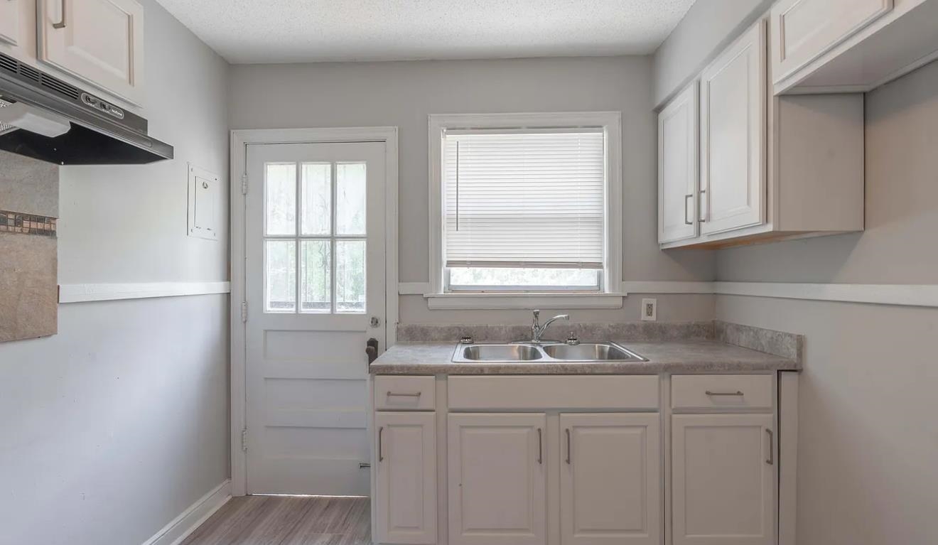 1009 McEvers Road Memphis, TN 38111 - Photo 4 of 6 a bathroom with a sink and a window