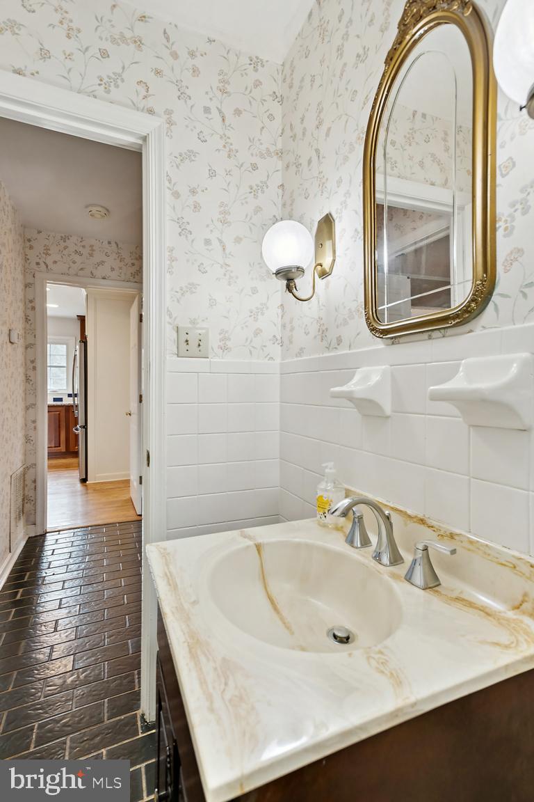 9033 Old Waterloo Road Warrenton, VA 20186 - Photo 20 of 49 Half Bath Main Floor