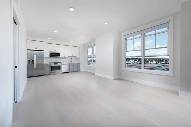 $3,200 | 425 Border Street, Unit 305, Boston, MA 02128