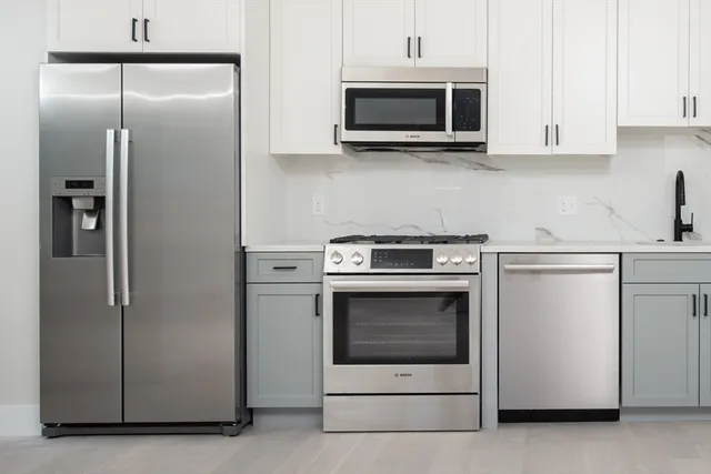 $3,200 | 425 Border Street, Unit 305, Boston, MA 02128